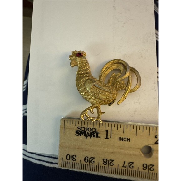 Beautiful Vintage Goldtone Red Rhinestone ROOSTER Chicken Brooch Pin Pin - Picture 3 of 6